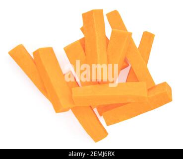 Bâtonnets de patate douce isolés sur fond blanc. Vue de dessus. Morceaux de pommes de terre crus Banque D'Images