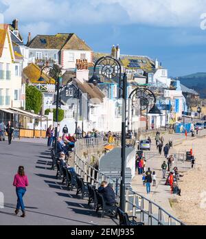 Lyme Regis, Dorset, Royaume-Uni. 25 février 2021. UK Météo: Les gens apprécient le soleil chaud et le ciel bleu lors d'une belle journée de printemps à la station balnéaire de Lyme Regis. Un temps plus ensoleillé est prévu à l'entrée du week-end. Credit: Celia McMahon/Alamy Live News Banque D'Images