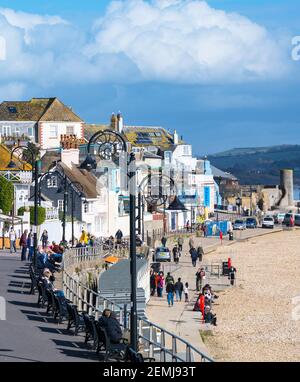 Lyme Regis, Dorset, Royaume-Uni. 25 février 2021. UK Météo: Les gens apprécient le soleil chaud et le ciel bleu lors d'une belle journée de printemps à la station balnéaire de Lyme Regis. Un temps plus ensoleillé est prévu à l'entrée du week-end. Credit: Celia McMahon/Alamy Live News Banque D'Images