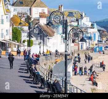 Lyme Regis, Dorset, Royaume-Uni. 25 février 2021. UK Météo: Les gens apprécient le soleil chaud et le ciel bleu lors d'une belle journée de printemps à la station balnéaire de Lyme Regis. Un temps plus ensoleillé est prévu à l'entrée du week-end. Credit: Celia McMahon/Alamy Live News Banque D'Images