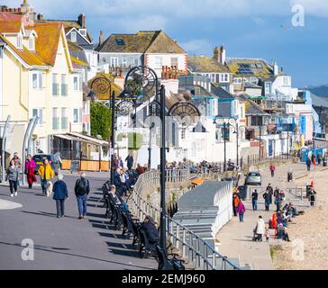 Lyme Regis, Dorset, Royaume-Uni. 25 février 2021. UK Météo: Les gens apprécient le soleil chaud et le ciel bleu lors d'une belle journée de printemps à la station balnéaire de Lyme Regis. Un temps plus ensoleillé est prévu à l'entrée du week-end. Credit: Celia McMahon/Alamy Live News Banque D'Images