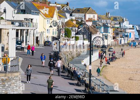 Lyme Regis, Dorset, Royaume-Uni. 25 février 2021. UK Météo: Les gens apprécient le soleil chaud et le ciel bleu lors d'une belle journée de printemps à la station balnéaire de Lyme Regis. Un temps plus ensoleillé est prévu à l'entrée du week-end. Credit: Celia McMahon/Alamy Live News Banque D'Images