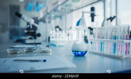 Laboratoire de recherche médicale moderne avec verrerie et produits biochimiques liquides sur le bureau. Laboratoire scientifique biotechnologie médicaments Centre de développement plein de Banque D'Images