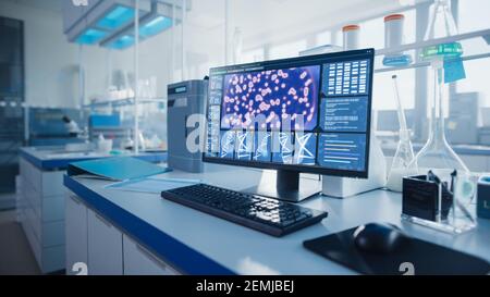 Laboratoire de recherche médicale moderne avec ordinateur, microscope, verrerie avec produits biochimiques sur le bureau. Laboratoire scientifique Centre de développement de la biotechnologie Banque D'Images