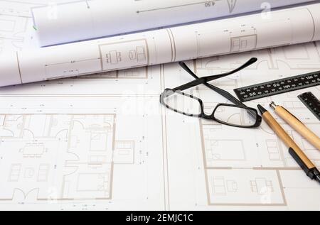 Plans du projet et lieu de travail de l'ingénieur architecte. Immobilier, conception de projet de logement, concept de bureau de chantier. Banque D'Images
