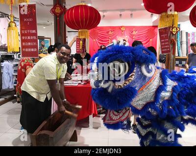 Suva, Fidji. 25 février 2021. Les assistants de magasin se rendent pour célébrer le prochain festival chinois des lanternes dans une chaîne de magasins de Jack's of Fiji à Suva, Fidji, le 25 février 2021. Credit: Zhang Yongxing/Xinhua/Alamy Live News Banque D'Images