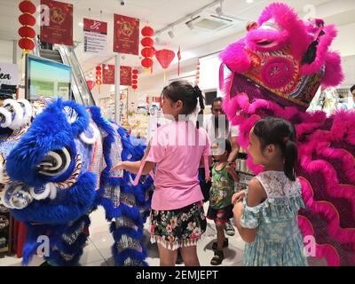 Suva, Fidji. 25 février 2021. Les enfants participent à un événement pour célébrer le prochain festival chinois des lanternes dans une chaîne de magasins de Jack's of Fiji à Suva, Fidji, le 25 février 2021. Credit: Zhang Yongxing/Xinhua/Alamy Live News Banque D'Images