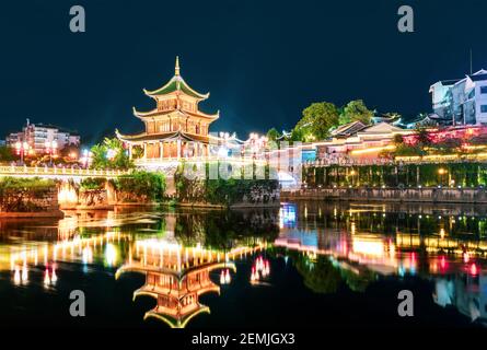 Guiyang, Chine à l'horizon sur le pavillon de Jiaxiu 85 Rivière. Banque D'Images