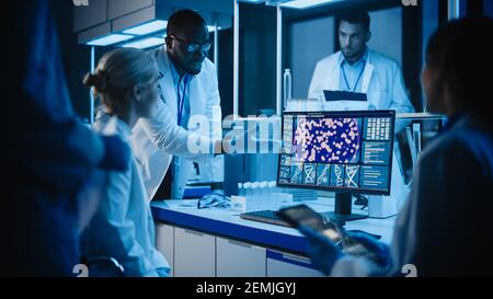 Réunion des laboratoires de recherche médicale : diverses équipes de scientifiques utilisent un ordinateur numérique à tablettes, discutent de la biotechnologie novatrice. Laboratoire avancé pour Banque D'Images