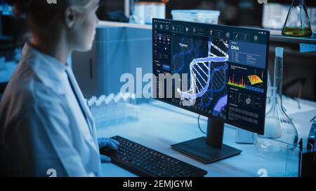 Laboratoire de recherche médicale : Portrait de scientifique féminin travaillant sur l'ordinateur, l'analyse de l'ADN, le virus. Laboratoire scientifique avancé pour la médecine Banque D'Images