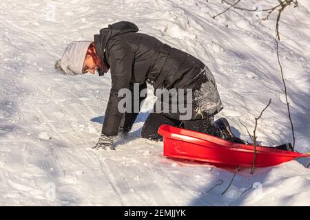 Une femme descend la montagne, elle se met en place. Photo de haute qualité Banque D'Images