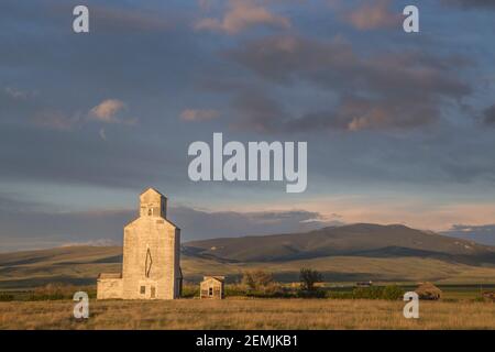 L'élévateur de grain abandonné, Montana, est sous une lumière spectaculaire après une tempête. Banque D'Images