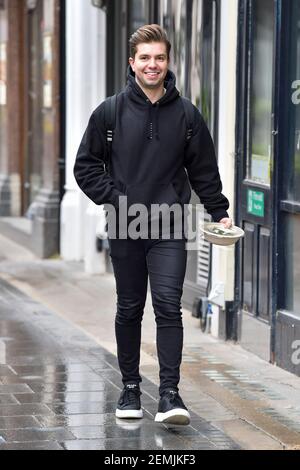 Londres, Royaume-Uni. 25 février 2021. Sonny Jay a vu quitter les studios Global radio à Londres. Crédit : SOPA Images Limited/Alamy Live News Banque D'Images