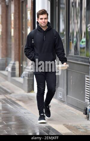 Londres, Royaume-Uni. 25 février 2021. Sonny Jay a vu quitter les studios Global radio à Londres. Crédit : SOPA Images Limited/Alamy Live News Banque D'Images