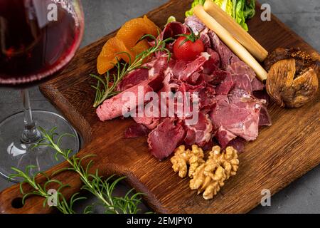 Table de hors-d'œuvre avec différents antipasti, grissini, noix, en-cas et vin. Banque D'Images