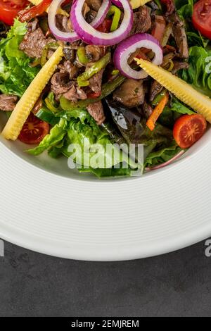 Salade de bœuf, salade épicée de bœuf rôti, cuisine thaïlandaise Banque D'Images