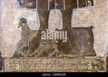 Détail d'un marchand de laine en laiton commémoratif John Fortey (1458) pieds reposant sur un mouton et un sac de laine L'église de la ville de Northleach, dans les Cotswold Banque D'Images