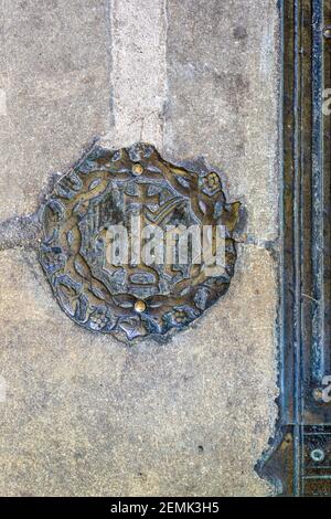 Détail d'un marchand de laine en laiton mémorial John Fortey (1458) montrant son woolmark commercial dans l'église de la ville de Cotswold, Northleach, Glos. ROYAUME-UNI Banque D'Images