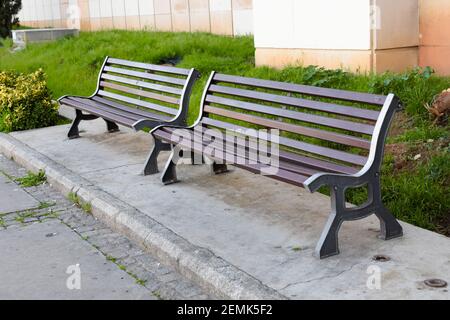 Deux bancs en bois dans une rue. Banque D'Images