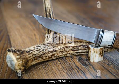 Chasseur, couteau fait main et bois de cerf Banque D'Images