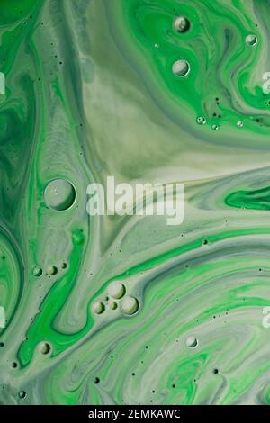 couleur verte et nuances de peinture acrylique verte encre liquide d'art, aquarelle et bulles d'huile. Fond texturé fluide pour l'arrière-plan. Banque D'Images