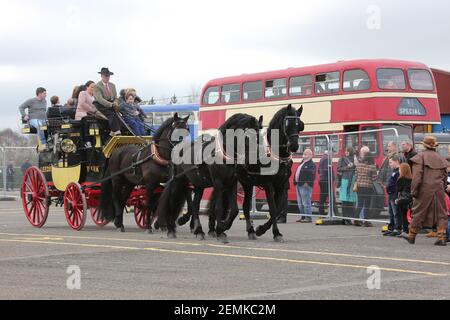 Stagecoach garage, Kilmarnock, Écosse, Royaume-Uni 08 avril 2018. Journée portes ouvertes au dépôt avec divers bus et autocars exposés, rétrogradations et magasins. Un cheval de stagecoach a donné des promenades autour de la cour de garage Banque D'Images