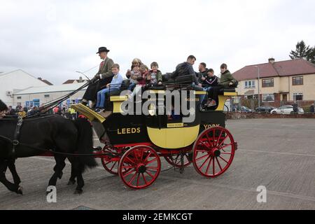 Stagecoach garage, Kilmarnock, Écosse, Royaume-Uni 08 avril 2018. Journée portes ouvertes au dépôt avec divers bus et autocars exposés, rétrogradations et magasins. Un cheval de stagecoach a donné des promenades autour de la cour de garage Banque D'Images