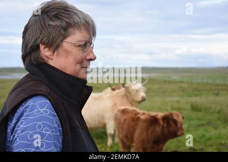 Femme agricole Lesley Matheson et son Highland Cattle, Brue, Western Isles, Écosse, Royaume-Uni Banque D'Images