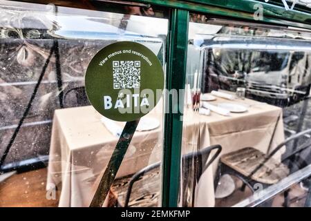 Le restaurant Baita de l'Eataly, une destination gastronomique italienne, propose des repas à l'extérieur dans des gousses solaires à New York, aux États-Unis Banque D'Images
