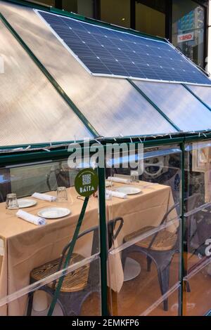Le restaurant Baita de l'Eataly, une destination gastronomique italienne, propose des repas à l'extérieur dans des gousses solaires à New York, aux États-Unis Banque D'Images