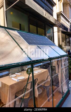 Le restaurant Baita de l'Eataly, une destination gastronomique italienne, propose des repas à l'extérieur dans des gousses solaires à New York, aux États-Unis Banque D'Images