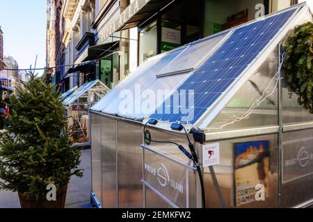 Le restaurant Baita de l'Eataly, une destination gastronomique italienne, propose des repas à l'extérieur dans des gousses solaires à New York, aux États-Unis Banque D'Images