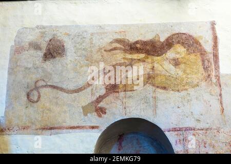 Peinture murale du XIVe siècle d'un dragon dans l'église normande de Sainte Marie (datant d'au moins 1135 après J.-C.) à Wissington, Suffolk, Royaume-Uni Banque D'Images