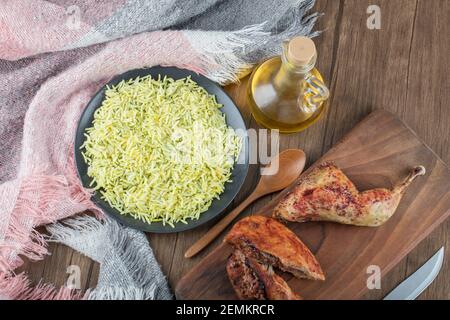 Poulet grillé et assiette de riz sur table en bois Banque D'Images