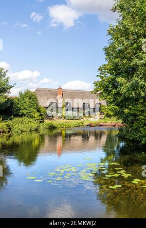 L'été dans le pays de la Constable - Flatford Granary à côté de la rivière Stour près de Flatford Mill, East Bergholt, Suffolk Royaume-Uni Banque D'Images