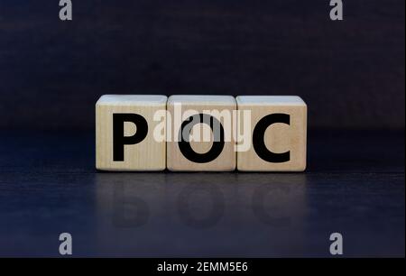 POC, symbole de preuve de concept. Cubes en bois avec le mot POC, preuve de concept. Magnifique fond gris. Business et POC, validation de concept, Banque D'Images