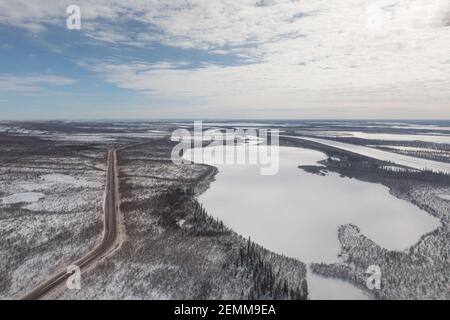 Vue aérienne en hiver de la route d'Inuvik-Tuktoyaktuk (construite au-dessus du pergélisol), en gravier toutes saisons de 139 km, dans l'Arctique canadien. Banque D'Images