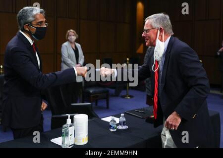 Washington, États-Unis d'Amérique. 25 février 2021. Vivek Murthy, nommé directeur médical du corps régulier du Service de santé publique, et chirurgien général du Service de santé publique, est accueilli par le sénateur américain Richard Burr (R-NC) avant de témoigner pendant un Sénat Santé, éducation, travail, Et audience du Comité des pensions sur Capitol Hill à Washington, États-Unis, le 24 février 2021.Credit: Tom Brenner /Pool via CNP | usage Worldwide Credit: dpa/Alay Live News Banque D'Images