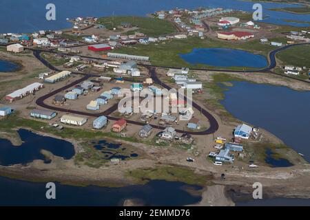 Vue aérienne d'été des bâtiments du hameau côtier Tuktoyaktuk entouré par l'océan Arctique, menacé par l'érosion des sols, Territoires du Nord-Ouest, Canada. Banque D'Images