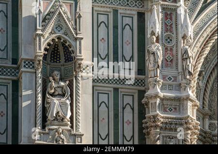 Détail des statues et des décorations qui ornent la façade de la cathédrale de Santa Maria del Fiore. Florence, Toscane, Italie, Europe Banque D'Images