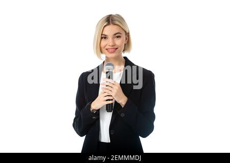 jeune blonde présentateur de nouvelles avec microphone souriant à la caméra isolée sur blanc Banque D'Images