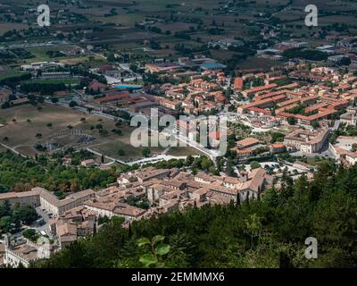 Vue imprenable sur la ville médiévale de Gubbio. Province de Pérouse, Ombrie, Italie, Europe Banque D'Images