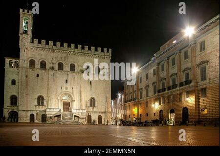 Vue nocturne de l'imposant Palazzo dei Consoli sur la Piazza Grande, à Gubbio. Province de Pérouse, Ombrie, Italie, Europe Banque D'Images