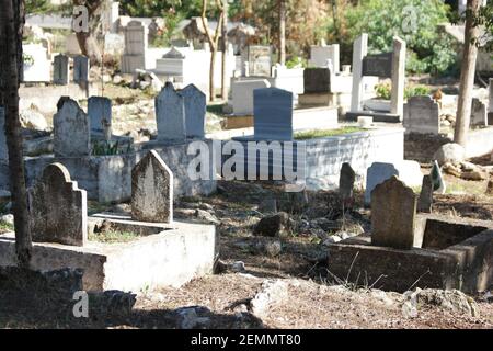 Tombe et tombes dans un ancien cimetière musulman. Banque D'Images