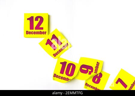 12 décembre. Jour 12 du mois, date du calendrier. Plusieurs feuilles jaunes du calendrier. Concept mois d'hiver, jour de l'année Banque D'Images