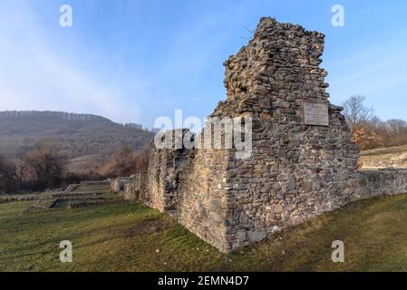 Les ruines du monastère Pauline à Pilisszentlelek sur un jour d'hiver ensoleillé Banque D'Images