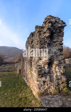 Les ruines du monastère Pauline à Pilisszentlelek sur un jour d'hiver ensoleillé Banque D'Images