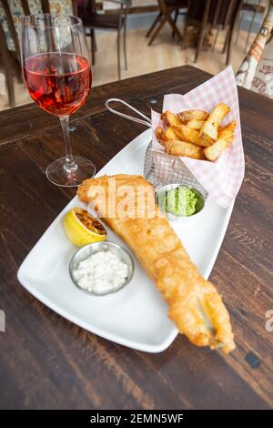 Repas de pub Fish and chips Banque D'Images