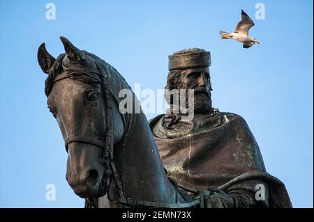 Seagull vole à côté de la statue Giuseppe Garibaldi à Janicule Colline à Rome Banque D'Images