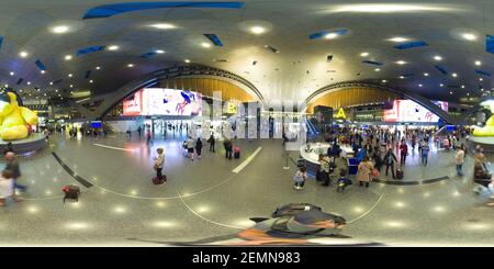 DOHA, QATAR -19 février 2020 passagers en métro avec transfert dans le terminal de l'aéroport international de Hamad DOH . 360VR. C'est la plaque tournante de la compagnie aérienne nationale Qatar Airways QR . Banque D'Images